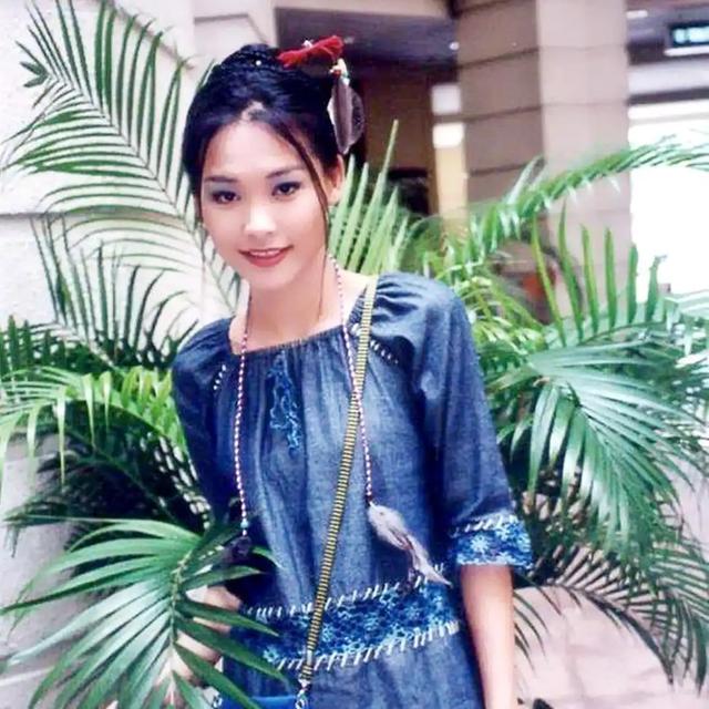 凭借一首歌与王菲齐名，却被俩渣男折磨成精神病，今51岁无人识
