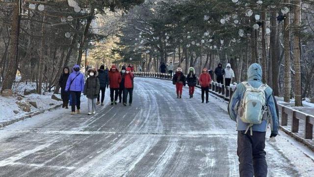 千山雪景再上新 游人如织享冬趣