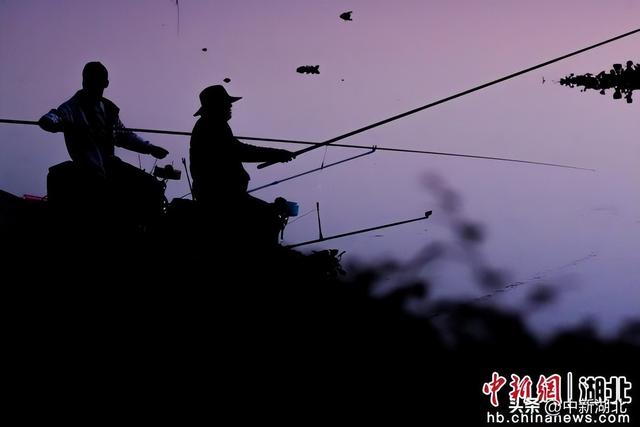 湖北随州晚霞宜人 市民乐享好时光