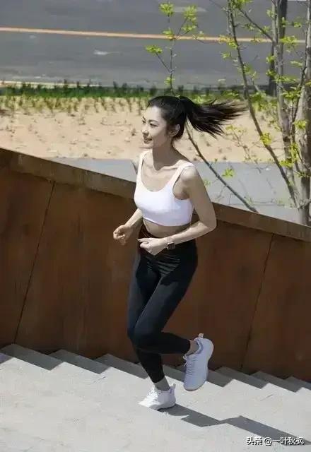 张天爱名场面：只要她自己不尴尬，尴尬的就是别人！