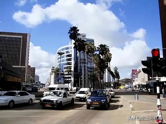 穷得只剩下钱的奇葩国家，掉一亿现金都没人捡，家家靠卖钱为生！