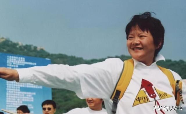 离婚34年后，64岁的洪晃住京郊百平豪宅，如今陈凯歌看了都懊悔
