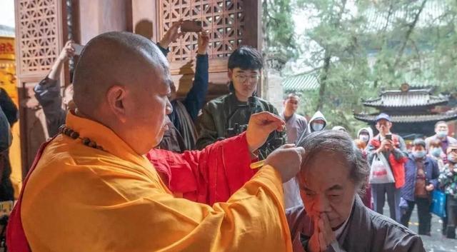 拔萝卜带泥！释永信倒台后，最惨的不是女明星，而是捐了46亿的他