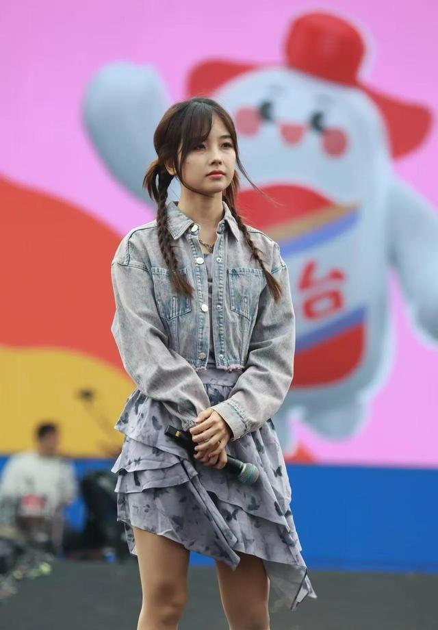 王冰冰为什么喜欢穿肉色丝袜还这么清纯？