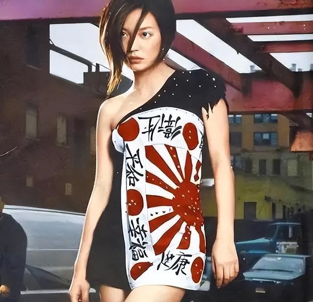 面相又变了！49岁赵薇广东吃饭	，又老又瘦没架子，却再无回头路走