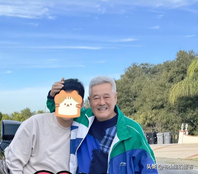 68岁赵本山现身三亚，逛街专人接待，买太多衣服保镖快拎不动袋子