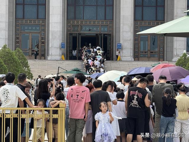 2025年8月24日，毛主席纪念堂前发生的真实场景画面，大家看看吧