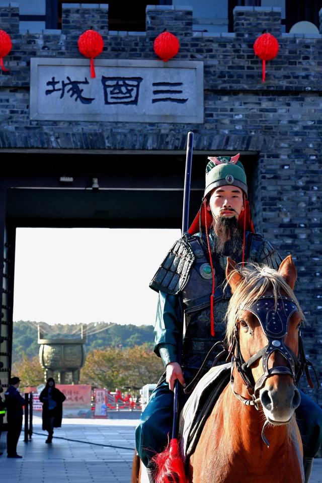 战马嘶风处:三英战吕布的三十年武魂