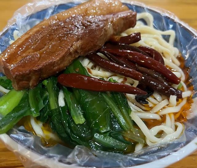 这座火车拉来的牛肉板面城，大多人都没怎么玩过