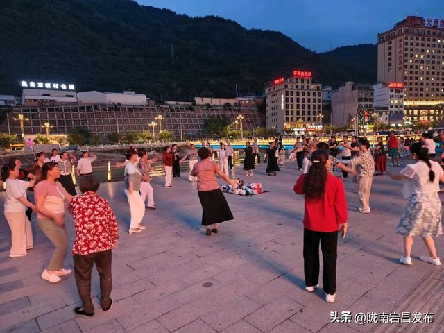 避暑胜地·康养宕昌｜夜逛宕昌：从舌尖到脚尖，游客乐不停