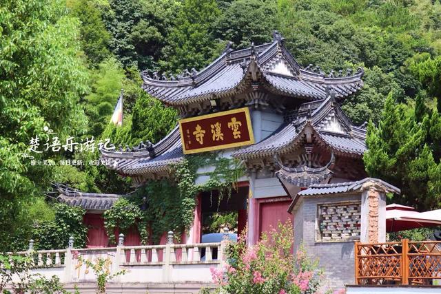 浙江宁波这个古村藏于山谷，千年古寺与清溪相对而居，幽静古朴