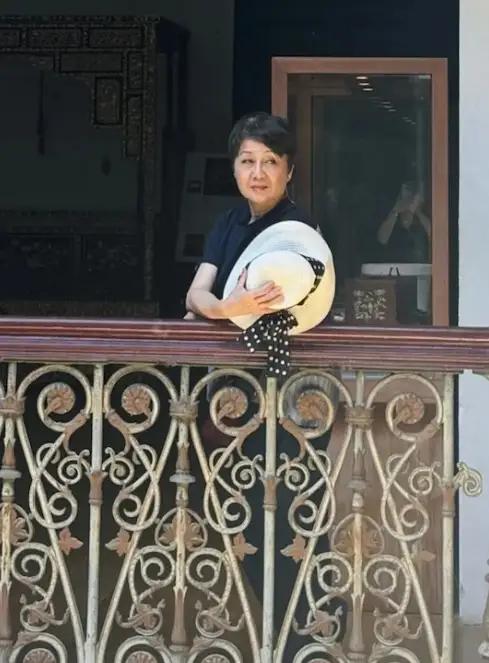 四太梁安琪带老母亲马来度假，梁妈妈出镜好贵气，祖孙仨吃路边摊
