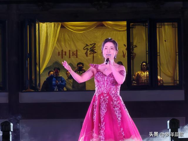 湖北：祥云湾庆典燃爆文旅圈 三喜临门夜 千人天灯点亮浪漫星河‌