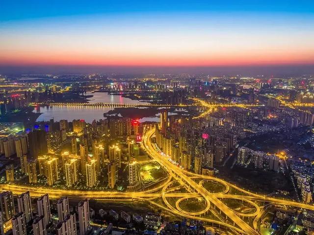 武汉：从“不服输”到“YYDS”，这座城市到底有多能打？