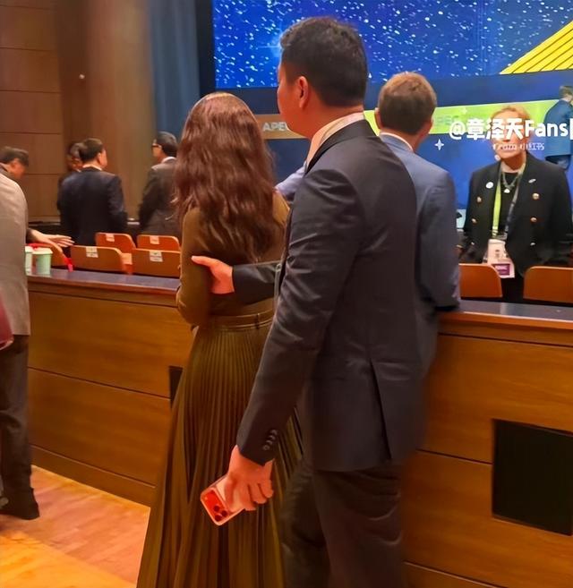 刘强东夫妇参加APEC峰会，女方穿四万外套气场十足，男方全程服侍
