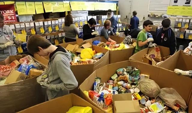 联邦停摆，使SNAP断供食品，银行遇抢购潮让千万家庭陷饥饿！