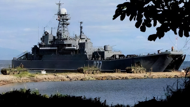 东亚局势紧张，俄军舰突然开进千岛群岛，也想对日本动手？