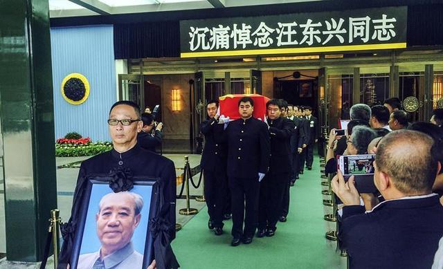 95岁汪东兴罕见露面，接受采访时曾直言：不少人都钻到了钱眼里