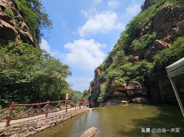 伏羲山大峡谷的魅力，蓝天白云，绿树成荫，溪水长流，降暑纳凉