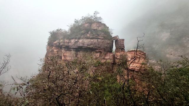 雾锁风挡山，红叶引客来