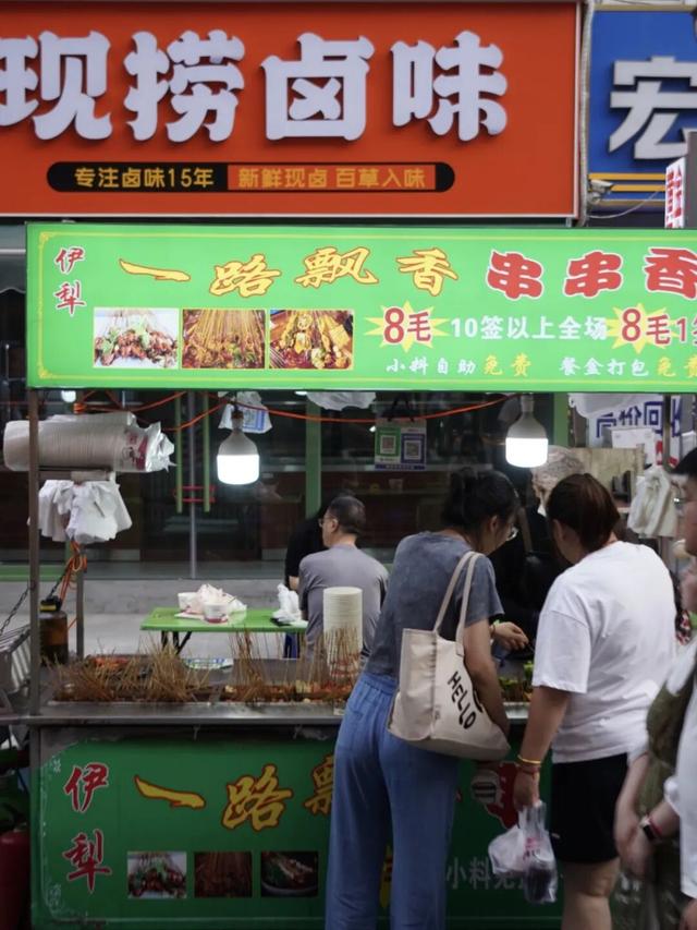 乌鲁木齐的劳动街，是由小炒、烧烤和夏夜晚风组成的
