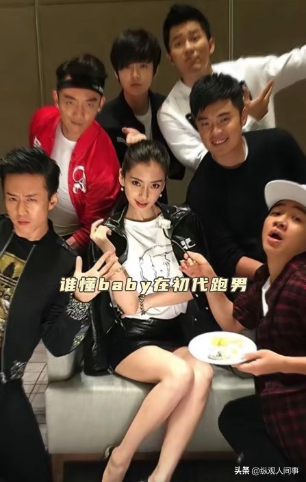 杨颖突然亮相芭莎，瘦成一把骨头腋下副乳却突出，人群中尴尬提胸