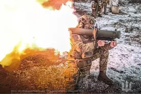 乌军2名伞兵突然封堵洞口，来了一次瓮中捉鳖：14名俄军缴枪投降图片