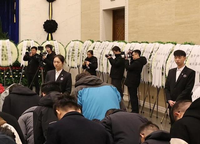 翁帆出现在葬礼！着黑色衣裳站在首位，双眼哭肿，送丈夫最后一程