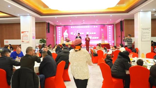 吃福寿面，念主席恩！唱东方红，愿祖国好！