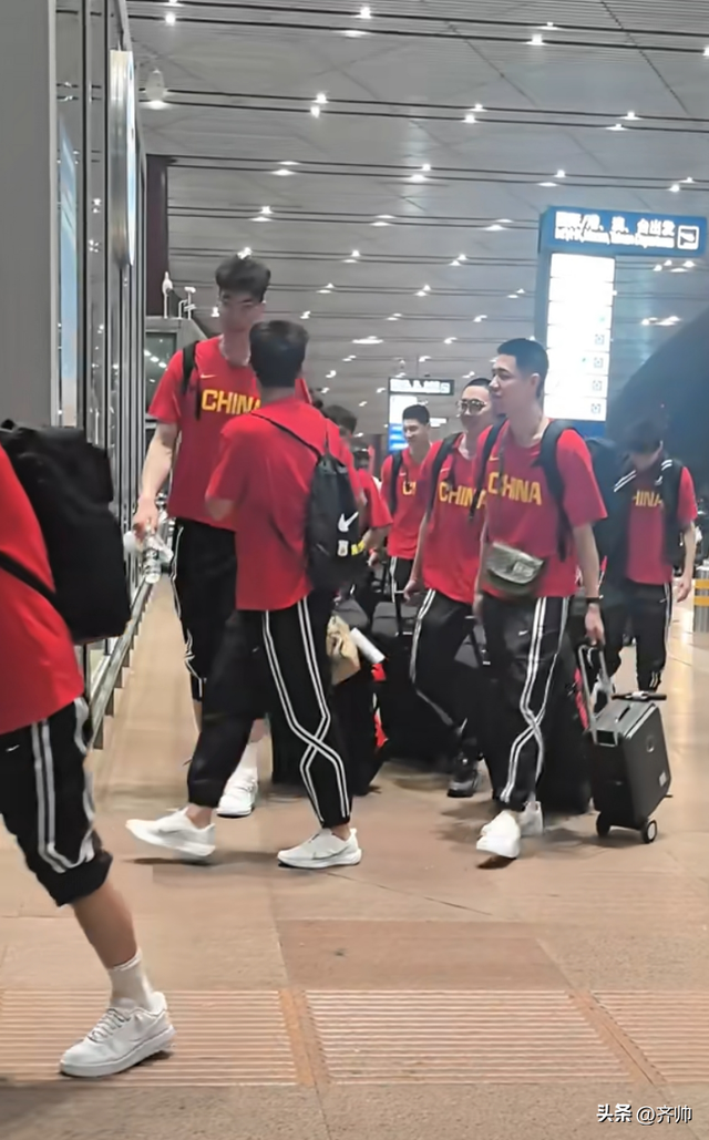 中国男篮抵达杭州，CCTV5明晚直播比赛！郭士强带队，赵睿是队长