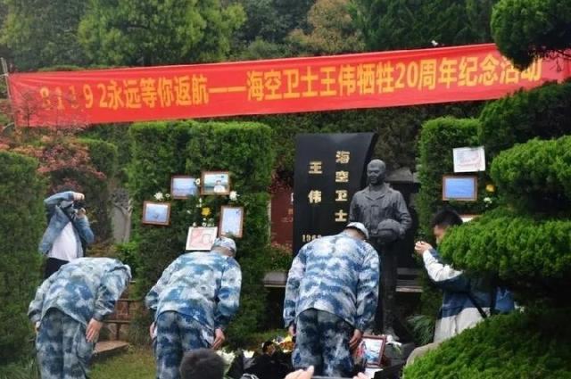 南海撞机王伟成功跳伞	，为啥10万人都找不到他？直到20多年后才懂
