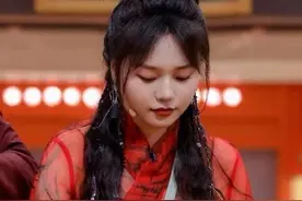 李雪琴是不是做了微调啊，怎么变的这么好看了，才女变美女了 ​​​图片