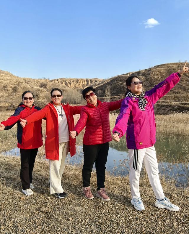 宣化瓦窑头水库芦苇成片，水天一色值得观看