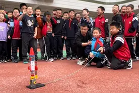 冀英学校学生发射自制“火箭”，庆贺神舟十九号发射圆满成功图片