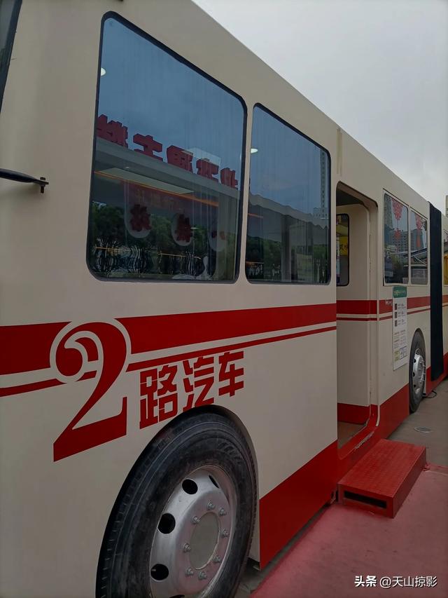 与你重逢，乌鲁木齐八楼2路公交站
