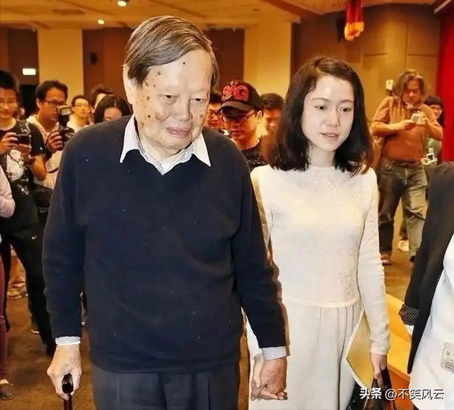 杨振宁离世不到1个月，与翁帆领证留影被扒，他当时一脸不好意思