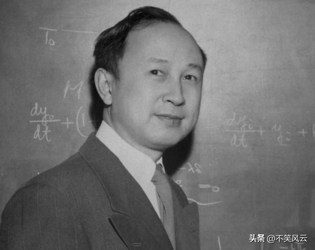 杨振宁葬礼结束，身披国旗无数人送行，可三大恶心情况还是发生了
