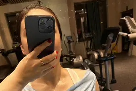 女子健身房锻炼,身材性感又傲人,C罗女友甘拜下风!图片
