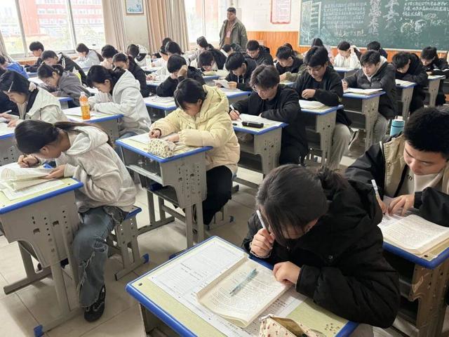 教育部扔下重磅炸弹：2026年开始	，全国一律不准再买校外商业试卷