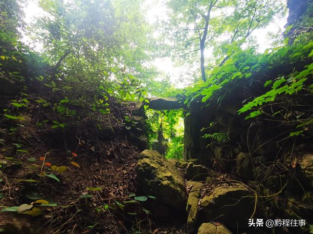 一个洞内烟云氤氲的躲匪洞，一个白练如幕的暗河瀑布