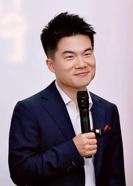 没想到，董宇辉受邀观礼阅兵才1个月，竟再次令所有人刮目相看