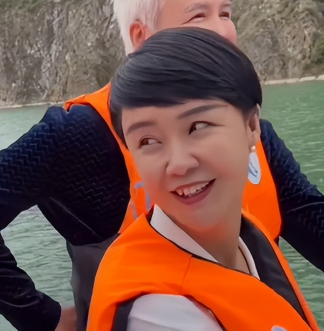 不装了！贺娇龙葬礼炸出"牛鬼蛇神"，恶心的事发生，结果大快人心