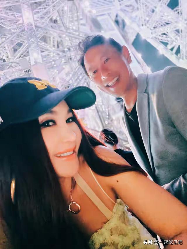 温碧霞在游艇给何祖光庆生，她穿白裙靠在老公怀里，比妲己还魅！