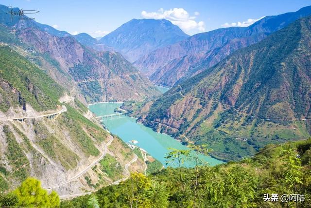 “多点真诚,少点套路”,丽宁十八弯旁的两个观景台让人心生感慨