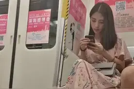 “地铁女神”走红网络，网友惊叹：这是什么神仙颜值！:)图片