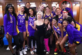 金卡戴珊看WNBA，罕见同框李月汝！穿带吊裙秀身材，背影杀好美图片