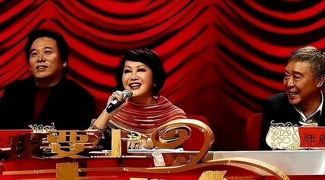 她稳坐春晚前排20年，一人住6层别墅，76岁未婚无子恋上50岁老外