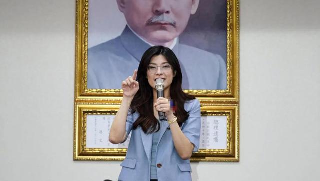 郑丽文说想到北京谈后，民进党急了，发声阻扰，郑丽文7个字反击