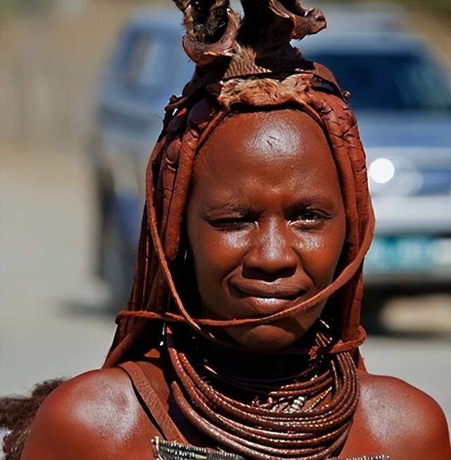 非洲纳米比亚“红泥人”：女人一生都不洗澡，多数男孩活不到15岁