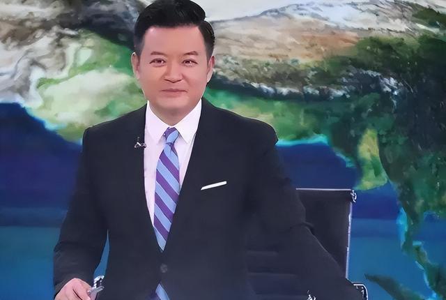 曾是央视名嘴，31岁因一句话离开央视远赴美国，50岁的他怎么样了
